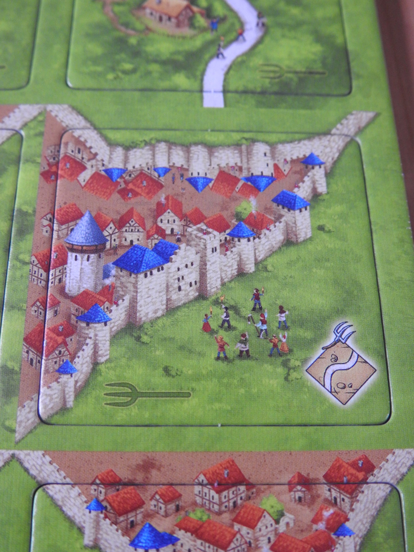 Close-up of another tile, with an angry mob of medieval peasant ready to attack the city of Carcassonne!