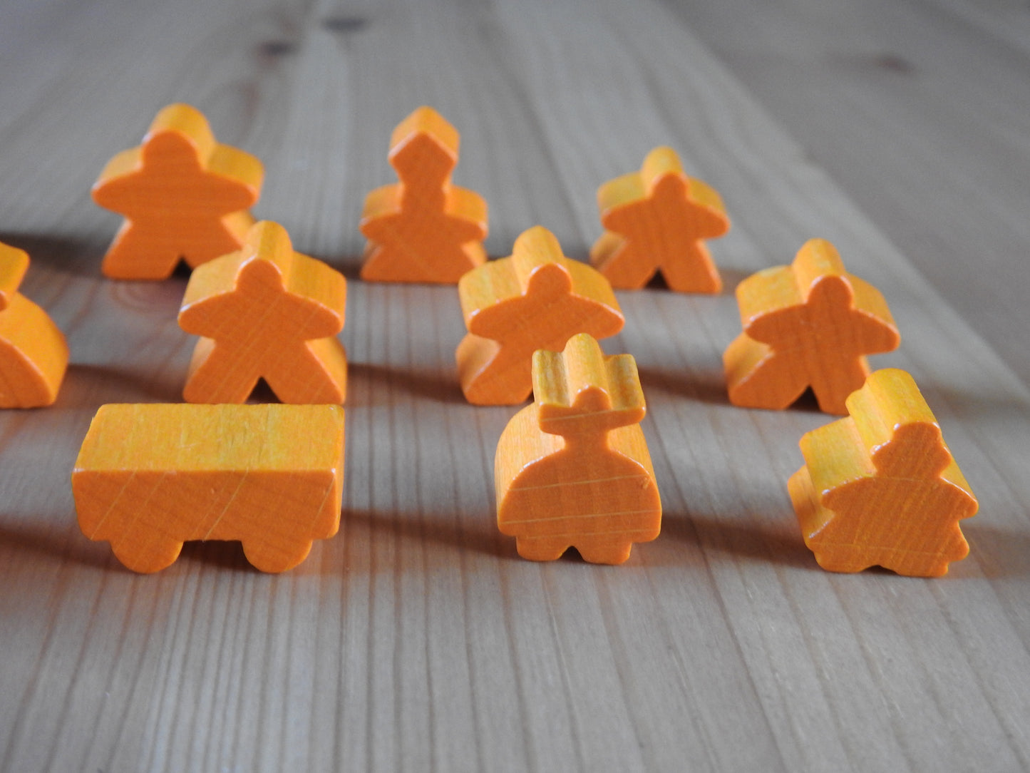 Close-up of the orange robber and messenger meeple figures.